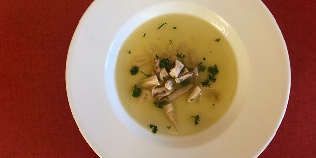 Hühnersuppe selbstgemacht: Einfaches Rezept, lange Kochzeit, schmeckt gut. (Bild Esther Thalmann)