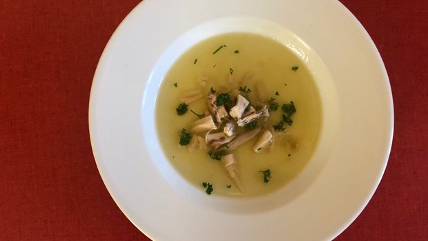 Hühnersuppe selbstgemacht: Einfaches Rezept, lange Kochzeit, schmeckt gut. (Bild Esther Thalmann)