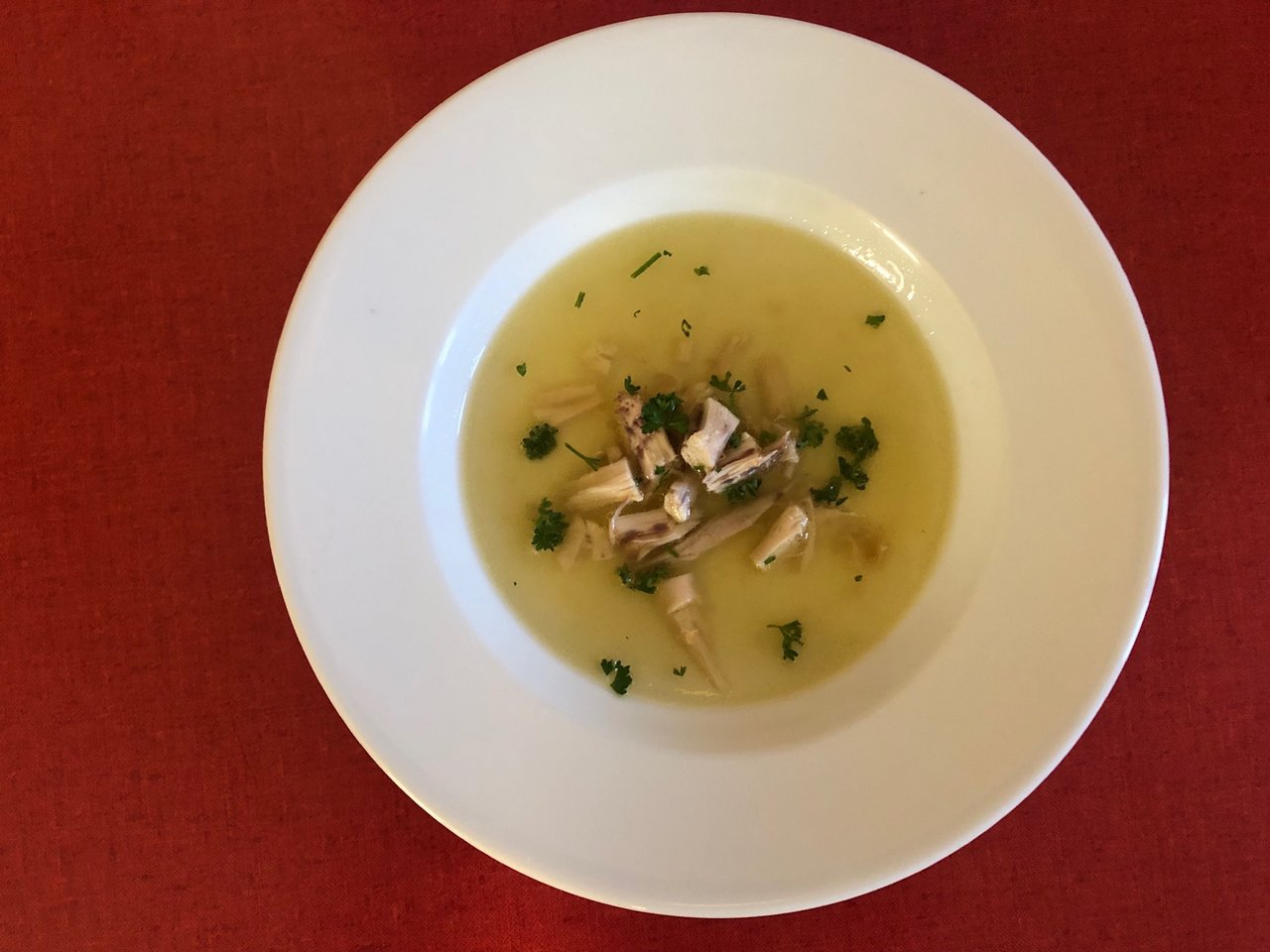 Hühnersuppe selbstgemacht: Einfaches Rezept, lange Kochzeit, schmeckt gut. (Bild Esther Thalmann)