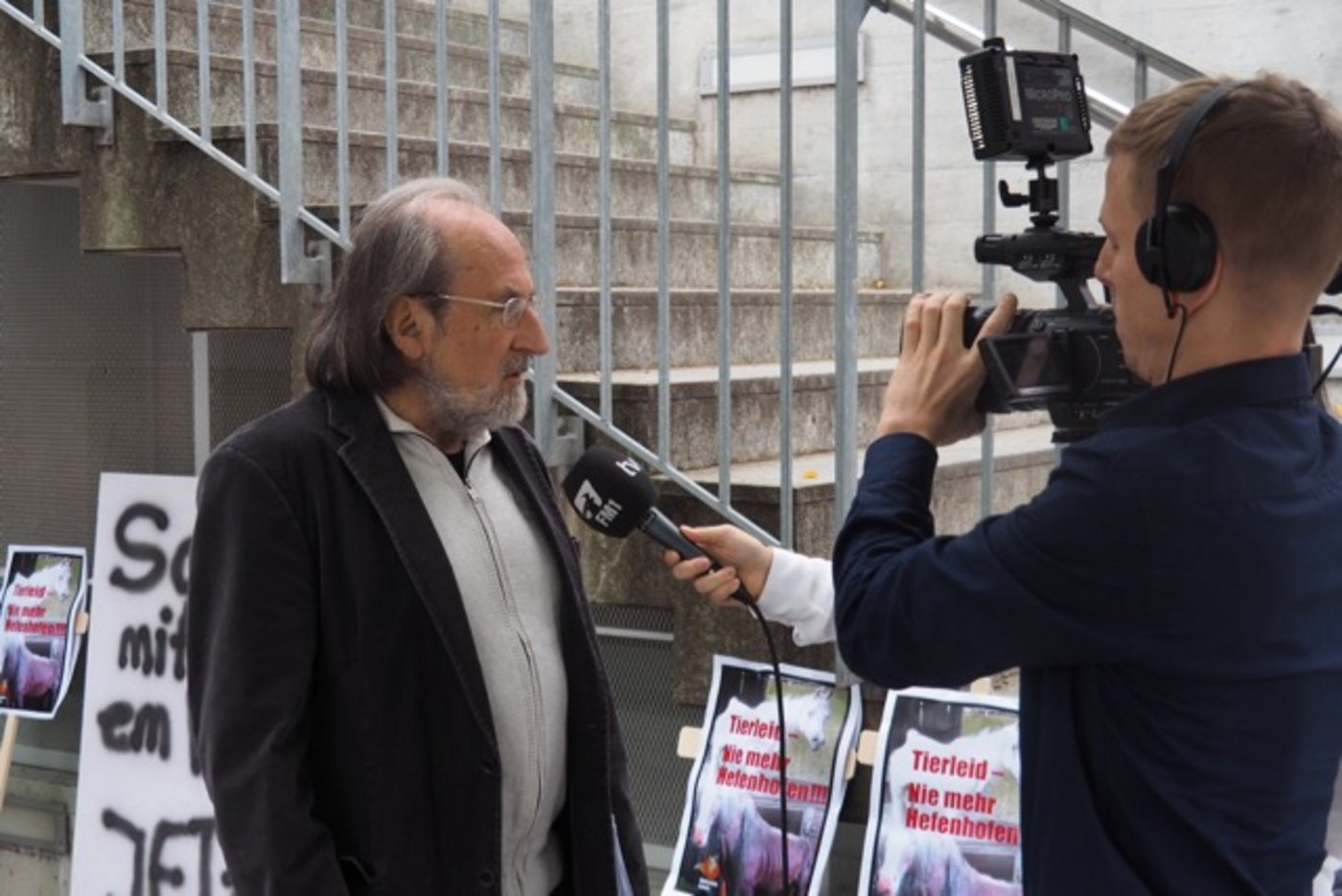 Der Thurgauer Tierschützer Erwin Kessler, der die Affäre u.a. ins Rollen brachte, spricht vor den Medien. 