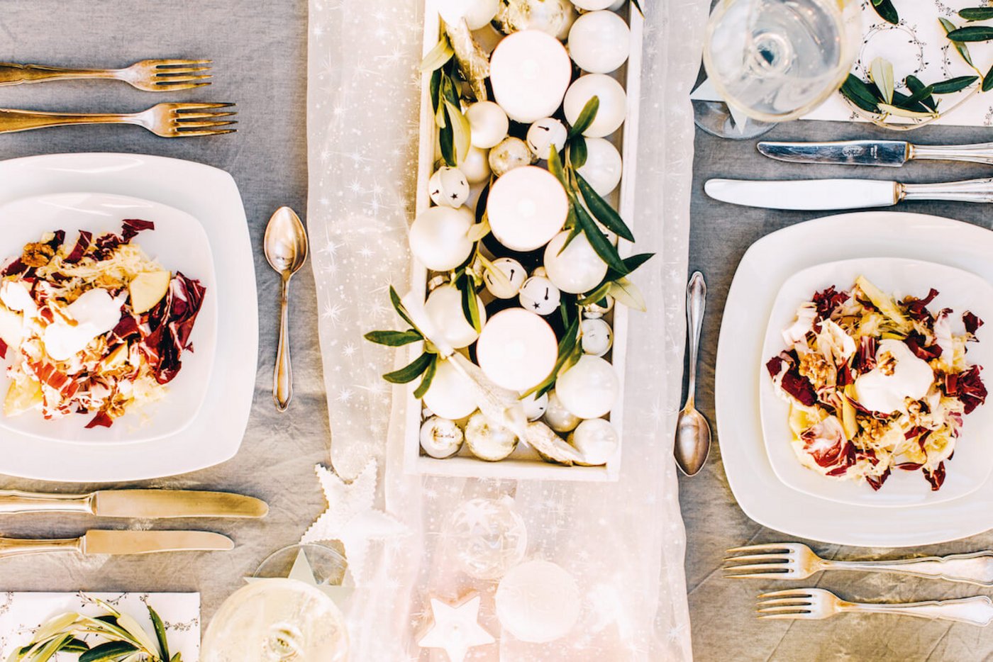 De Salat zum Festmenu: Sauerkraut-Apfel-Salat mit Radicchio und Walnüssen. (Foto: Kathrin Toldo)
