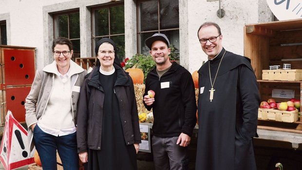 Sie wollen ein lebendiges Fahr: Verena Gysin, Leiterin Projekte und Verwaltung, Priorin Irene Gassmann, Andreas Benz, Leiter Landwirtschaftsbetrieb, Abt Urban Federer, Kloster Einsiedeln.