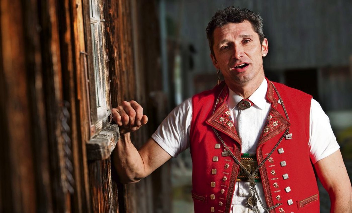 Ruedi Roth ist Landwirt, erfolgreicher Musiker und Journalist. Das Zäuerli, das er und sein Bruder komponiert haben, fand nun den Weg nach Hollywood. (Bild: zVg)