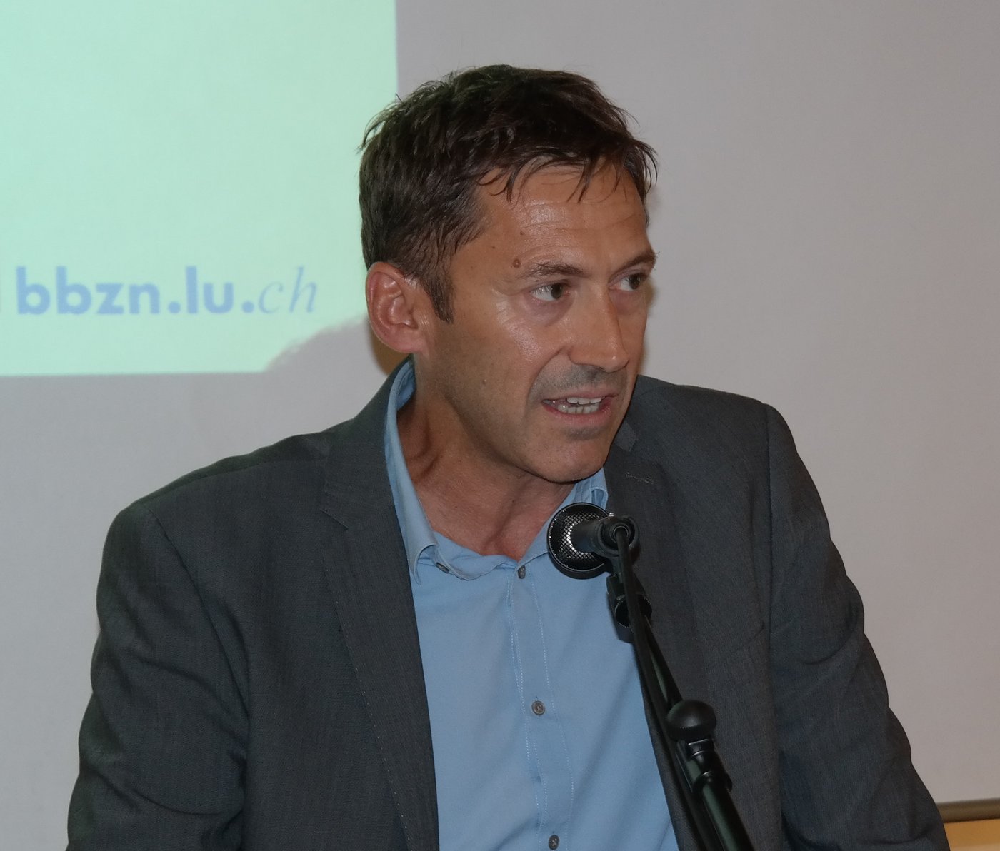 Prorektor Philipp Ruckli war höchst zufrieden mit Fleiss und Klassengeist und lobte Innovation und Teamgeist bei den Projektarbeiten. (Bild Josef Kottmann)