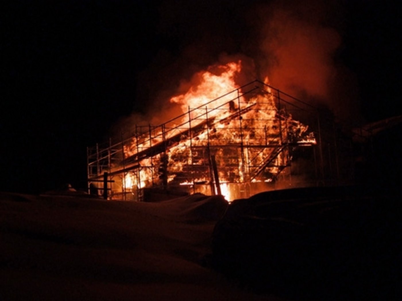 Der tragische Brand eines Bauernhauses im Berner Oberland hat drei Personen das Leben gekostet. (Symbolbild: Kapo GR)