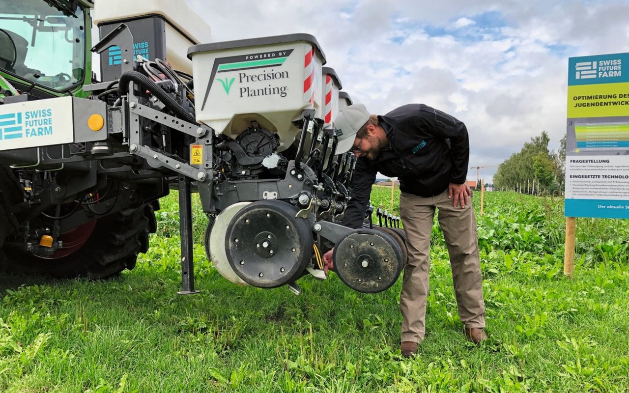 Ein Prototyp der Precision-Planting-Sämaschine regelt den Schardruck entsprechend der Bodenverhältnisse für jede Reihe automatisch und individuell. Bild: Jürg Vollmer