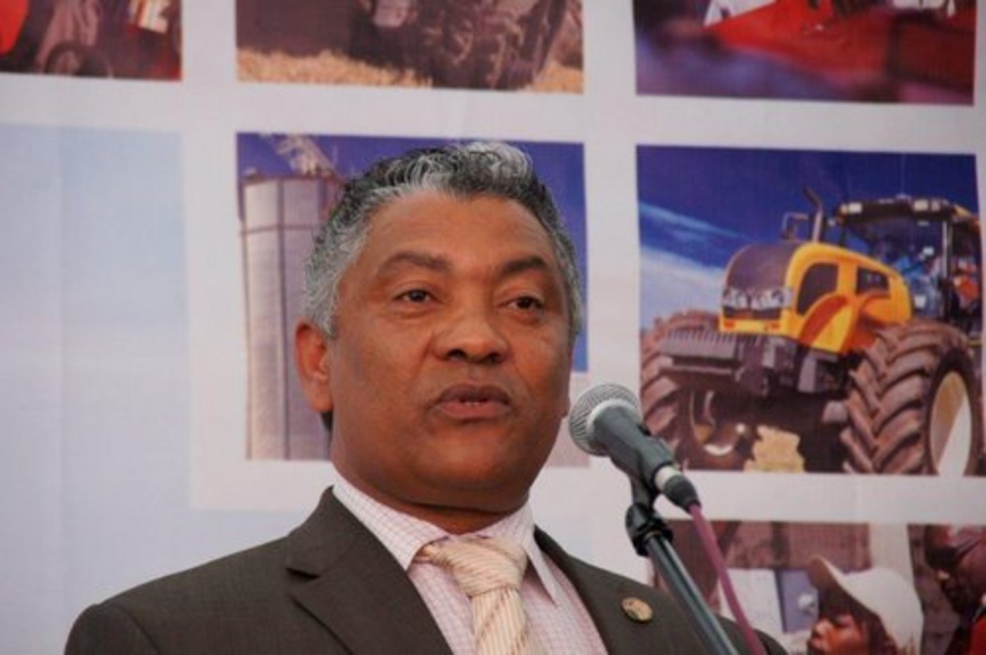 Sambias Agrarminister Given Lubinda sieht durch die Farm eine Chance, die Landwirtschaft zu verbessern. 