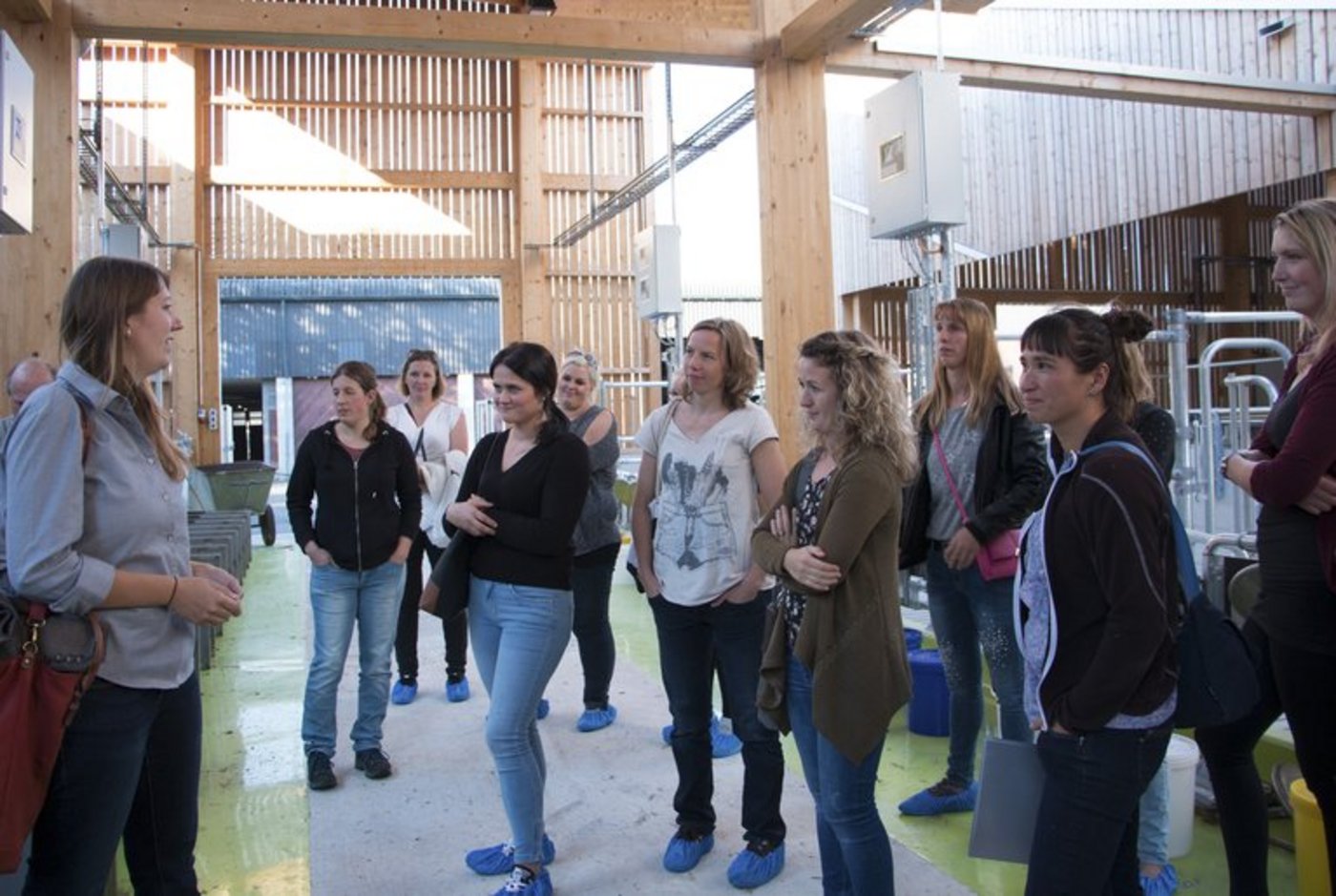 Einige Frauen nahmen anschliessend an den Vortrag an einem Rundgang durch AgroVet am Strickhof teil. (Bilder lid/ed)