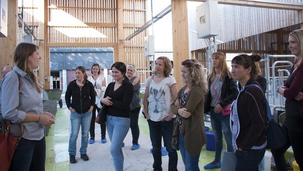 Einige Frauen nahmen anschliessend an den Vortrag an einem Rundgang durch AgroVet am Strickhof teil. (Bilder lid/ed)