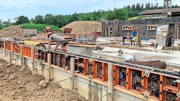 Wenn bauen, dann gleich richtig, sagen sich viele Bauherren. Weil sie befürchten, dass die Vorschriften künftig noch strenger werden. 