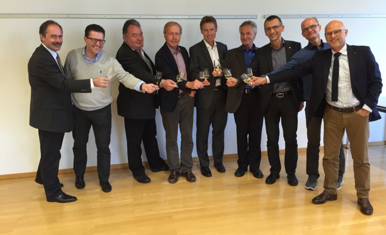 Steuergruppe des Weinbauzentrums Wädenswil (v.l.): Urs Hilber (ZHAW), Mario Sasso (ALN), Kaspar Wetli (BDW), Rolf Gerber (ALN), Ueli Voegeli (Strickhof), Jean-Bernard Bächtiger (ZHAW), Lukas Bertschinger, Hans-Peter Bachmann und Jean-Philipp Mayor (alle Agroscope). (Bild zVg)