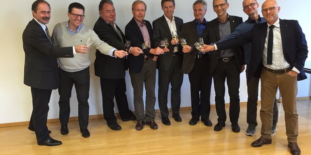 Steuergruppe des Weinbauzentrums Wädenswil (v.l.): Urs Hilber (ZHAW), Mario Sasso (ALN), Kaspar Wetli (BDW), Rolf Gerber (ALN), Ueli Voegeli (Strickhof), Jean-Bernard Bächtiger (ZHAW), Lukas Bertschinger, Hans-Peter Bachmann und Jean-Philipp Mayor (alle Agroscope). (Bild zVg)