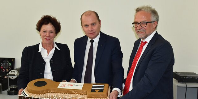 Symbolische Schlüsselübergabe an die LDK (v.l.): Esther Gassler (Präsidentin Agridea), Philippe Leuba (Staatsrat Kanton Waadt) und LDK-Präsident Ulrich Ryser (Direktor Agridea). (Bild Agridea)