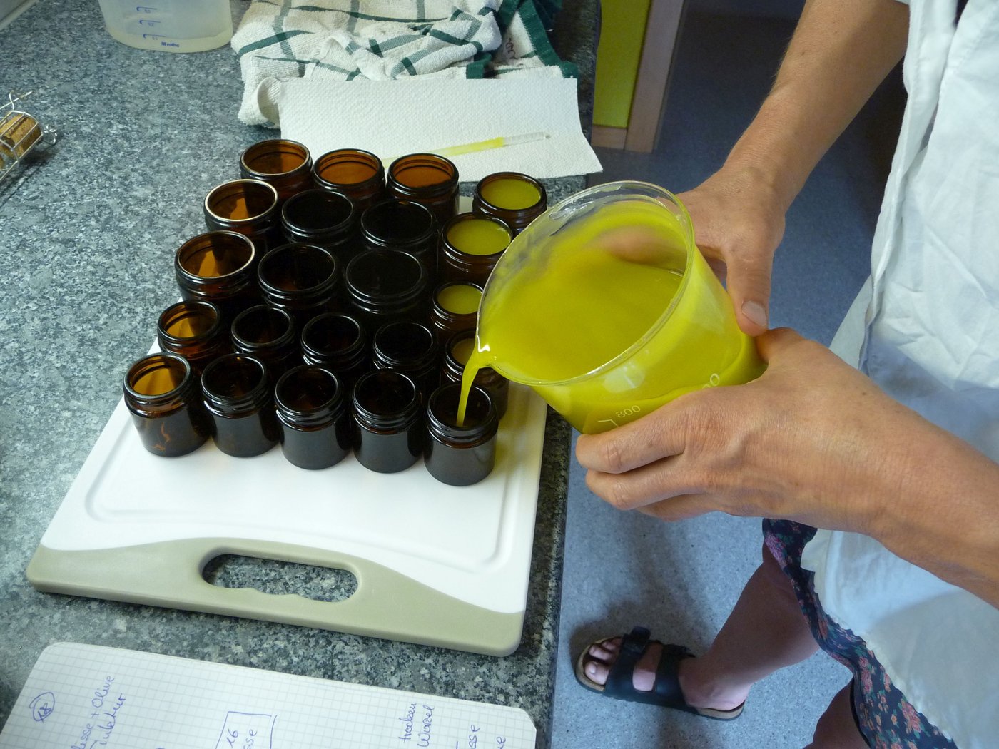 Salbentigel aus braunem Glas bieten dabei guten Schutz.