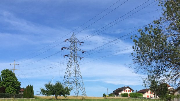 Freileitungen gibt es viele in der Schweiz. Auch wenn die Masten hoch sind, die Stromleitungen bleiben gefährlich. (Bild jsc)