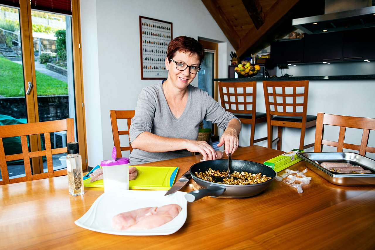 Landfrauenküche 2019 - Aurélia Joly Foto-Shooting in der Küche während Vorbereitungen Ihres Hauptganges (Bild: SRF/Ueli Christoffel)