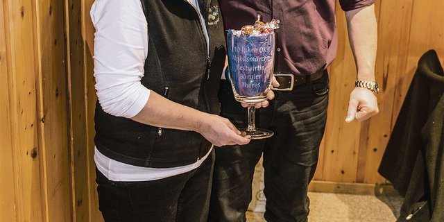 OK-Präsident Christian Föhn mit Theres Bürgler. (Bilder cs)