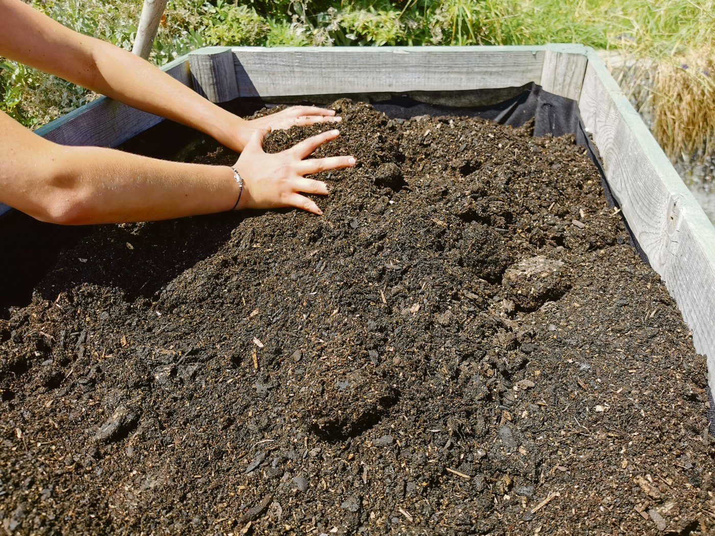 Hochwertige Blumenerde bildet den Abschluss des Hochbeets. Nun darf gepflanzt werden.  