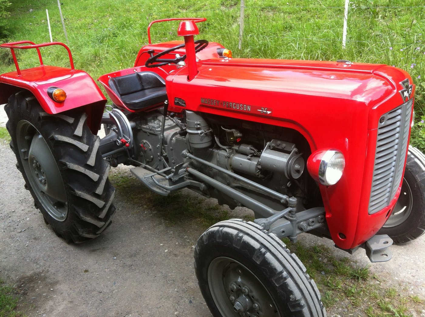 Der Bruder hat den Traktor damals wieder in Schuss gebracht. Heute wird der Massey Ferguson häufig bei Oldtimertreffen vorgeführt. (Bild Beat Buser)