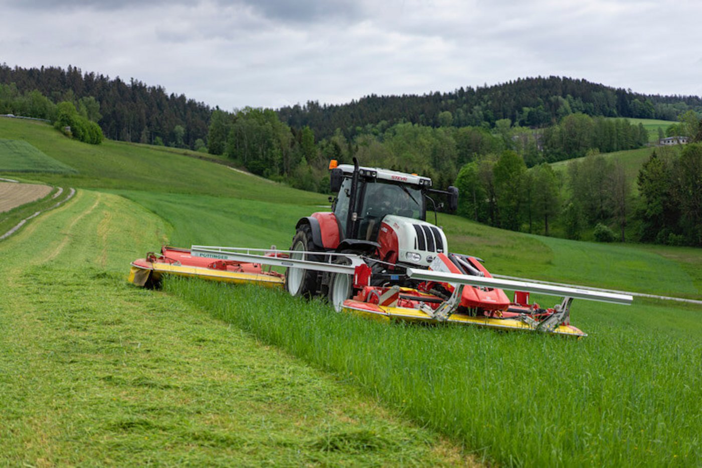 Dank Infrarot erkennt der Sensorbalken Wildtiere im Gras und sendet sofort ein Signal in die Kabine, so dass der Fahrer anhalten kann. Das Frontmähwerk wird angehoben. (Bild Pöttinger)