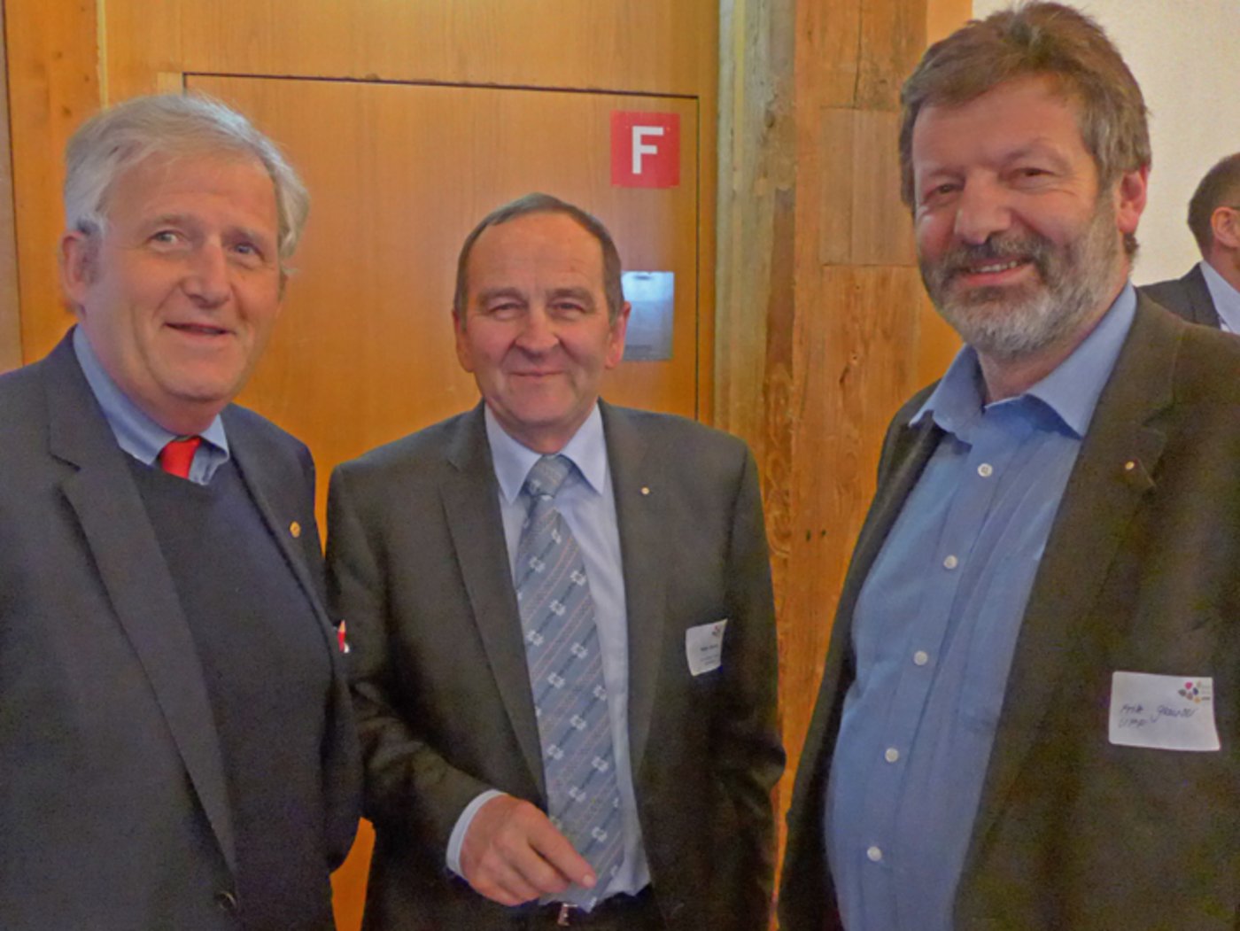 Hoher Besuch: Der Berner Ständerat Hans Stöckli mit dem früheren BBV-Präsidenten Walter Balmer und Fritz Glauser, oberster Getreidebauer. (Bild Adrian Krebs)