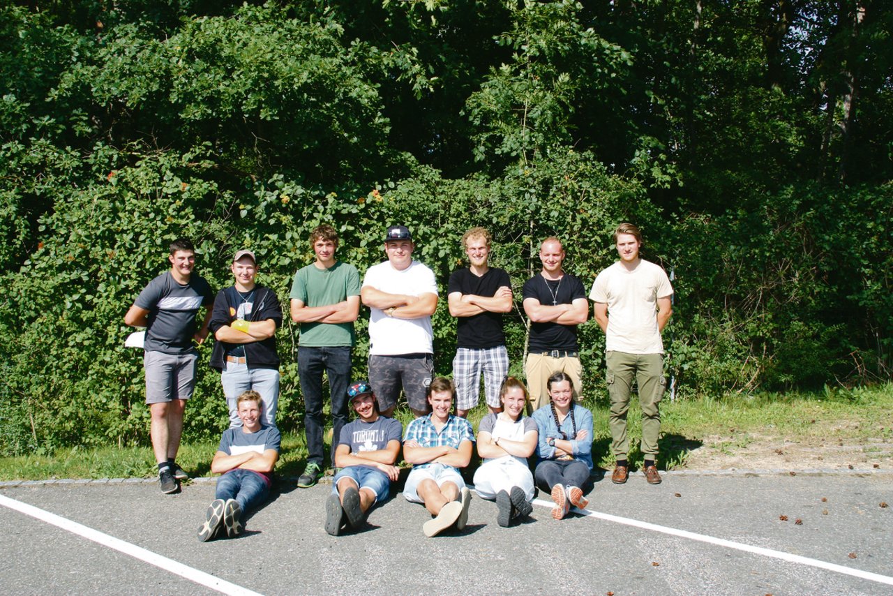 Verschränkte Arme - zufriedene Gesichter: Die Landwirt(innen) EFZ der Klasse 3h.