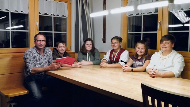 Lasen zwei Artikel vor: Bauernfamilie Adrian und Susanne Sutter mit den Kindern (v. l.) Dominik, Anja, Lea und Nina.