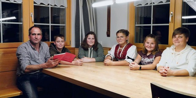 Lasen zwei Artikel vor: Bauernfamilie Adrian und Susanne Sutter mit den Kindern (v. l.) Dominik, Anja, Lea und Nina.