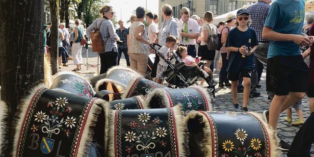 Eine Vertreterin der grünen Partei und eine SVP-Politikerin treffen sich zum Streitgespräch. Daraus entwickelt sich ein Brainstorming aus Ideen, wie man die AP modellieren könnte. Thema ist auch die Pflicht der Stadt, das Land kennenzulernen – und umgekehrt.