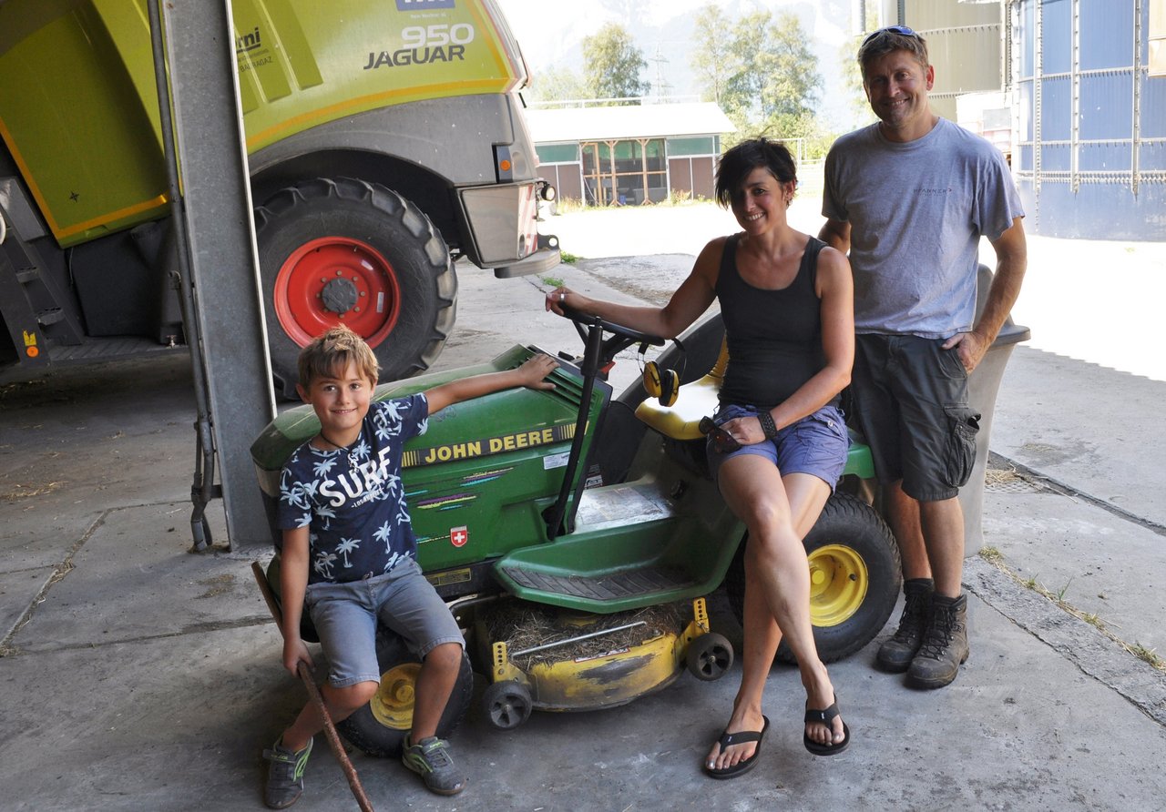 Andrina und Urs Horni mit Sohn Norik: Stolz präsentiert der Junior seinen ersten Traktor. Bilder: Ramona Riederer