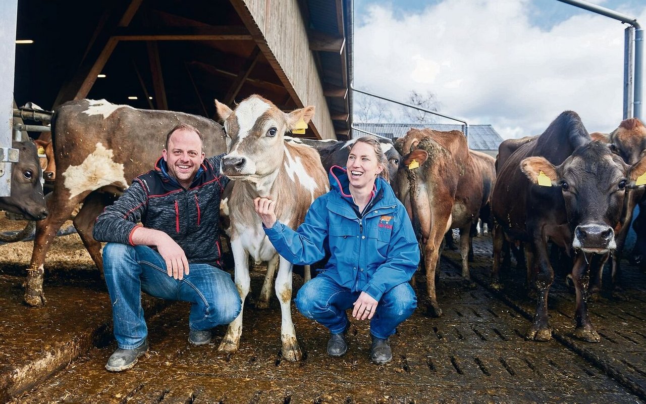 Lukas Burger, Referent am Aargauer Tierzuchtabend, und seine Frau Ana halten die Vermarktung von rund 50 000 Kilo Milch in den eigenen Händen.
