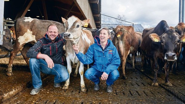 Lukas Burger, Referent am Aargauer Tierzuchtabend, und seine Frau Ana halten die Vermarktung von rund 50 000 Kilo Milch in den eigenen Händen.