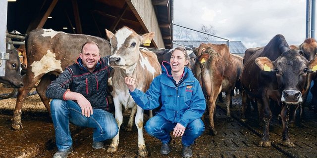 Lukas Burger, Referent am Aargauer Tierzuchtabend, und seine Frau Ana halten die Vermarktung von rund 50 000 Kilo Milch in den eigenen Händen.