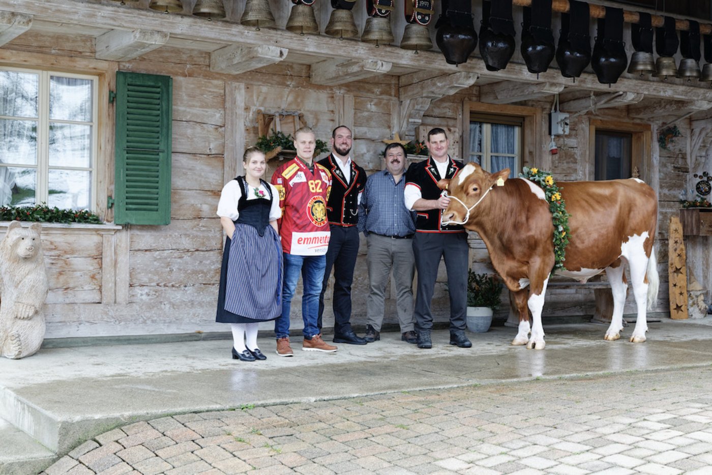 (v.l.): Munigotte Michelle Moser, die Göttis Harri Pesonen und Heinz Habegger, Spender Martin Götschi und Eigentümer Bernhard Wüthrich mit Siegermuni «Götschi’s Gruyère».