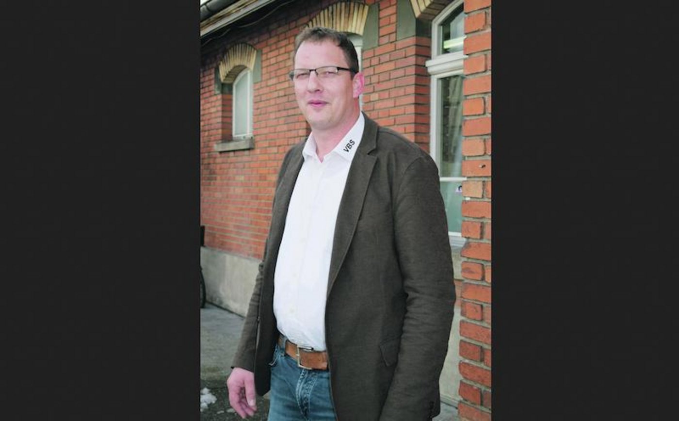 Ruhige Hand und breiter Rücken gefragt: Rolf Rüfenacht wünscht, dass sich die Berner Schafzüchter stärker im SSZV beim Wiederaufbau beteiligen. (Bild dj)