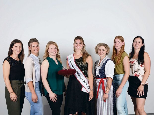 Die amtierende Apfelkönigin Larissa Häberli (Mitte), flankiert von Katja Stadler, Dominque Schori, Alina Betschart, Maxi Renner, Michaela Koch und Francesca Zuberbühler (v. l. n. r.). Die amtierende Apfelkönigin Larissa Häberli (Mitte), flankiert von Katja Stadler, Dominque Schori, Alina Betschart, Maxi Renner, Michaela Koch und Francesca Zuberbühler (v. l. n. r.).