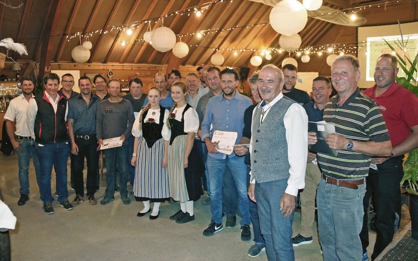 Die stolzen Besitzer der 20 Kühe mit 100 000 Kilogramm Milch Lebensleistung. Vorne der Präsident Werner Walter.