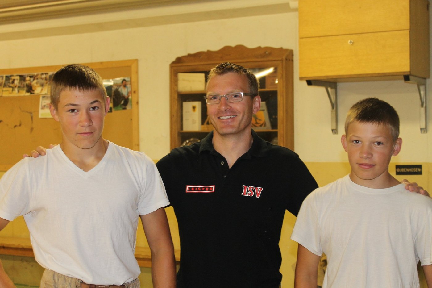 Jonas (links) und Noah Gisler mit Vater Valentin im Schwingkeller. (Bild Robi Kuster)