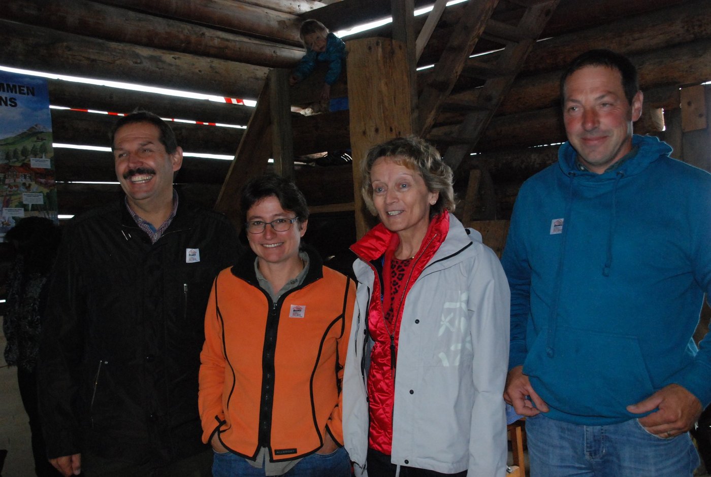 Von links nach rechts: Duri Campell, Standespräsident GR, Claudia Ulber, Bundesrätin Eveline Widmer-Schlumpf, Daniel Ulber, Präsident Bauernverein Albula. (Bild Vrena Crameri)