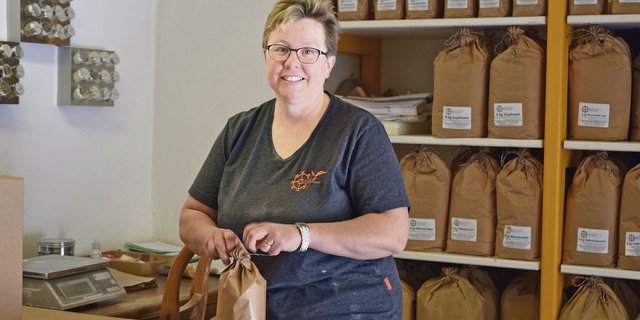 Maja Grunder sieht mit den Pflanzenschutz-Initiativen die Schweizer Landwirtschaft, aber auch die Verarbeitungsbetriebe gefährdet. Sie dürfte die Nebenprodukte aus der Müllerei nicht mehr an andere Betriebe verkaufen. (Bilder Stefanie Giger)