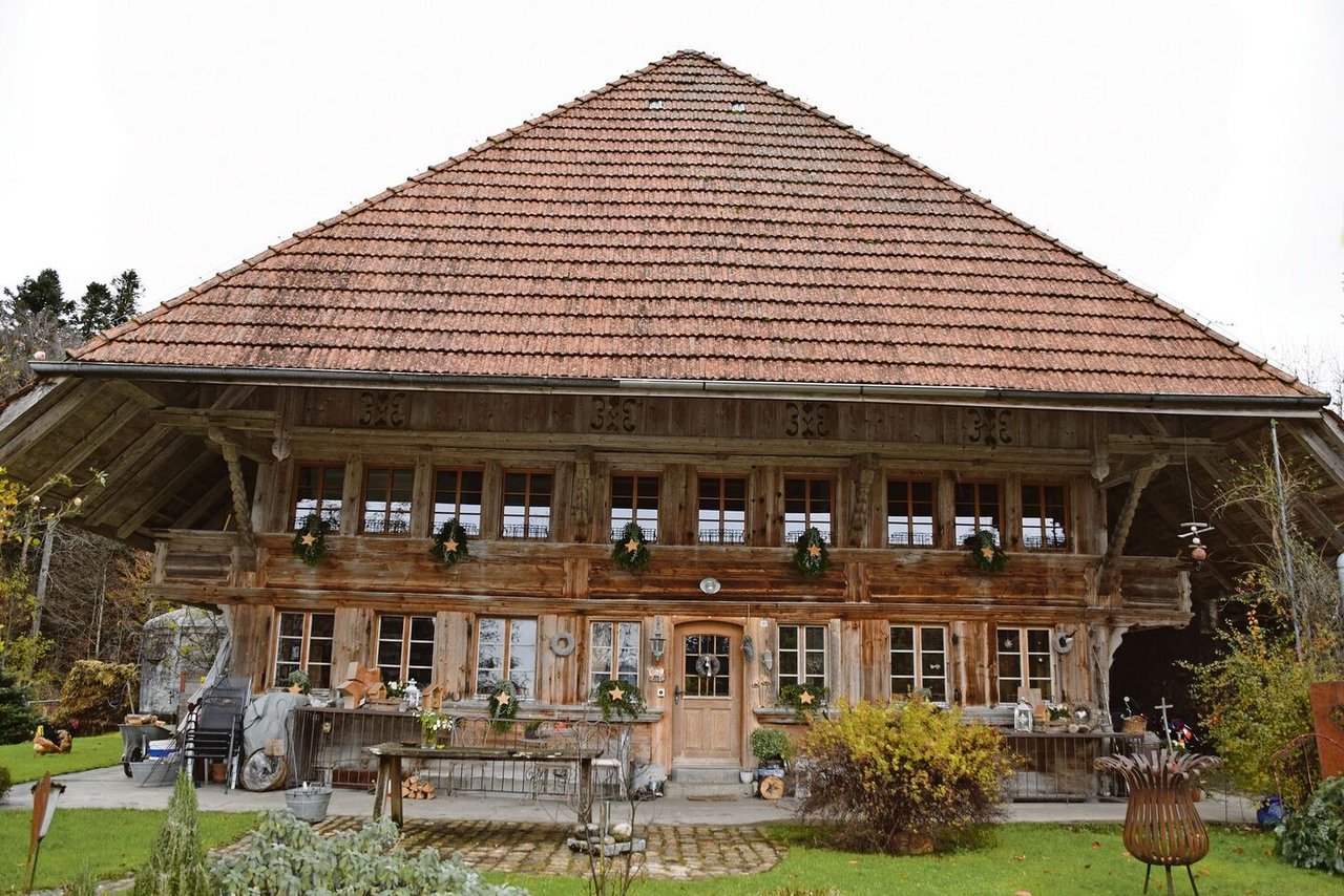 Das schöne Bauernhaus der Familie Bernhard ist mehrere Hundert Jahre alt. Früher hiess es beim Bau, je mehr Fenster, desto mehr Geld habe der Bauer. 