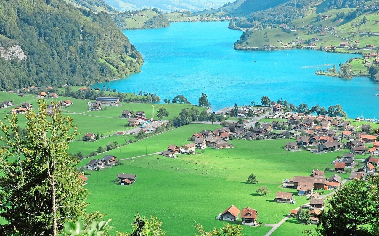 Grünlandkanton Obwalden (Das Bild wurde bei Lungern gemacht). Wenn Landwirte wenig Futter zukaufen und Futterzusätze einsetzen, erhalten sie Beiträge. 
