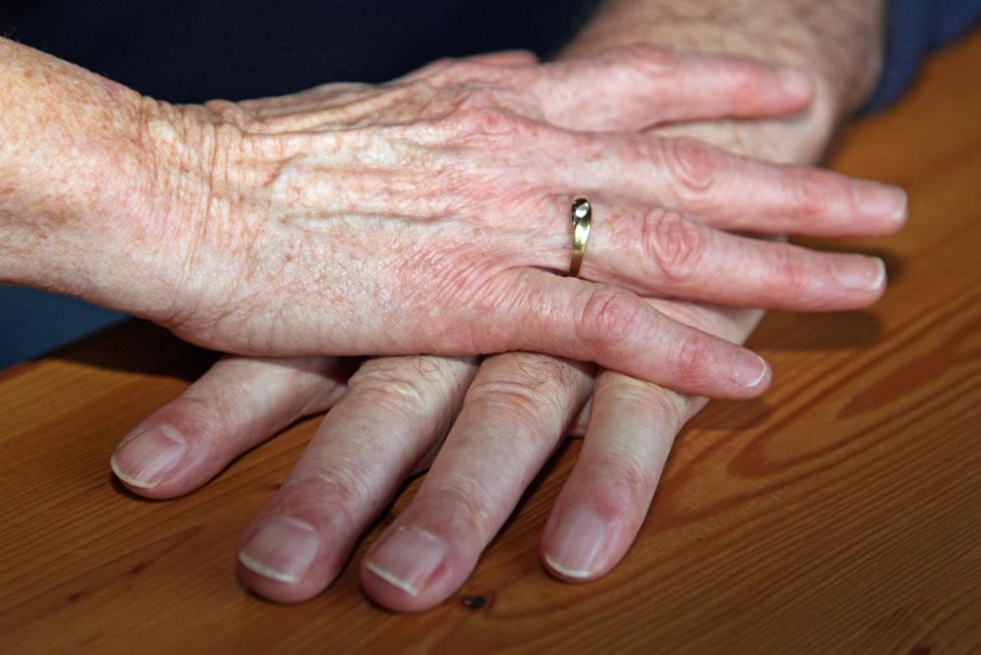 Nach einem Aufenthalt in der Reha und Pflegeheim beschloss Therese, ihren Gatten zu Hause zu betreuen. Wieder selbst die Kühe füttern ...