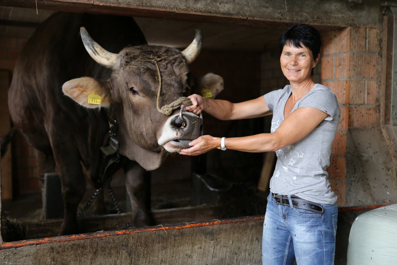 Claudia Zehnder packt auch auf ihrem Milchwirtschaftsbetrieb in Bennau kräftig an. 