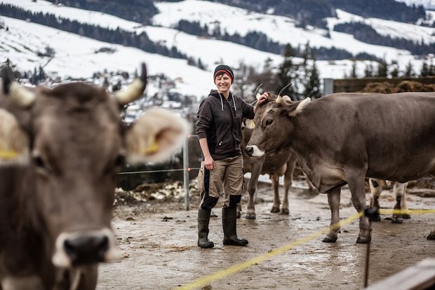 Marianne Dietrich erzählt beim Reinigen von Stall und Traktor von ihrer Zeit als Landfrauenküche-Kandidatin Wenn im Frühjahr und im Herbst ihr Mann auswärts arbeitet, ist Marianne Dietrich «der Bauer auf dem Hof» und kümmert sich um die 22 Kühe. Im Stall ist es so sauber, wie in ihrer Küche. (Bilder Pia Neuenschwander)