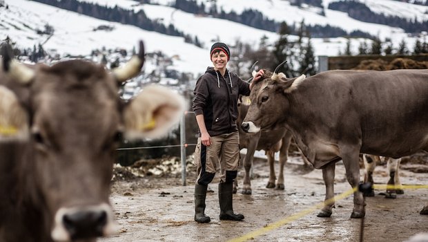 Wenn im Frühjahr und im Herbst ihr Mann auswärts arbeitet, ist Marianne Dietrich «der Bauer auf dem Hof» und kümmert sich um die 22 Kühe. Im Stall ist es so sauber, wie in ihrer Küche. (Bilder Pia Neuenschwander)