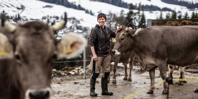 Wenn im Frühjahr und im Herbst ihr Mann auswärts arbeitet, ist Marianne Dietrich «der Bauer auf dem Hof» und kümmert sich um die 22 Kühe. Im Stall ist es so sauber, wie in ihrer Küche. (Bilder Pia Neuenschwander)