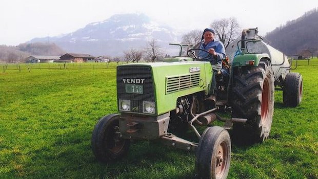 Alt-Landwirt Jakob Steinemann sitzt heute noch gerne auf seinem Fendt 103 S Farmer Turbomatik. (Bild Fam. Steinemann)