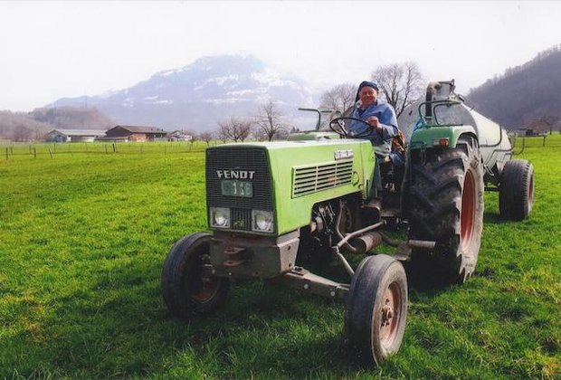 Alt-Landwirt Jakob Steinemann sitzt heute noch gerne auf seinem Fendt 103 S Farmer Turbomatik. (Bild Fam. Steinemann)