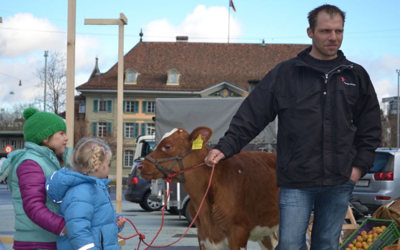 Die Junglandwirte machten mit einer sympathischen Aktion auf die Initiative aufmerksam: Auch Kinder und ein Kalb waren auf dem Waisenhausplatz dabei. 